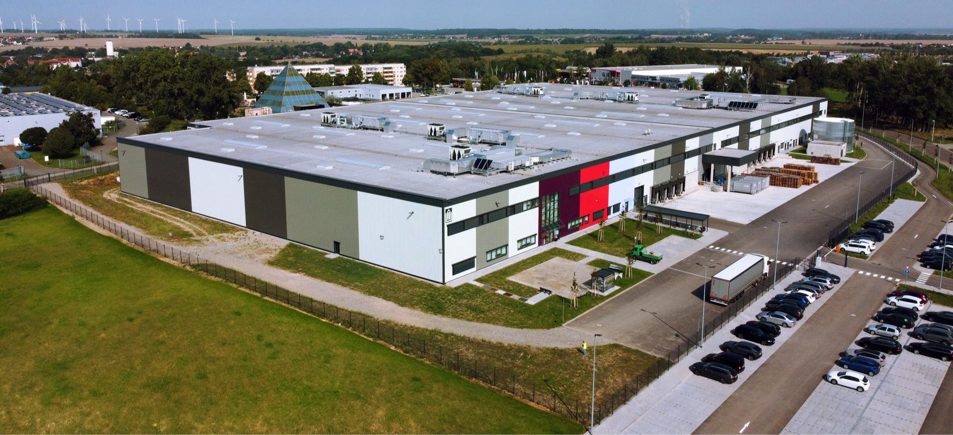 Neue Fertigungshalle Spielkartenfabrik Altenburg Neue Fertigungshalle in der Porphyrstr. 11 Altenburg der Spielkartenfabrik Altenburg und Cartamundi Deutschland